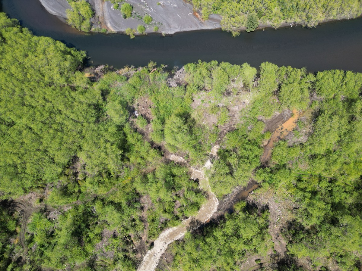 Huala — Vista aérea del glamping junto al río