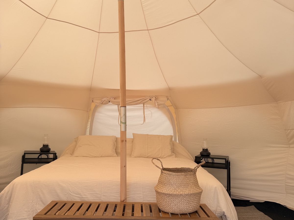 Garza — Interior de la carpa con cama king