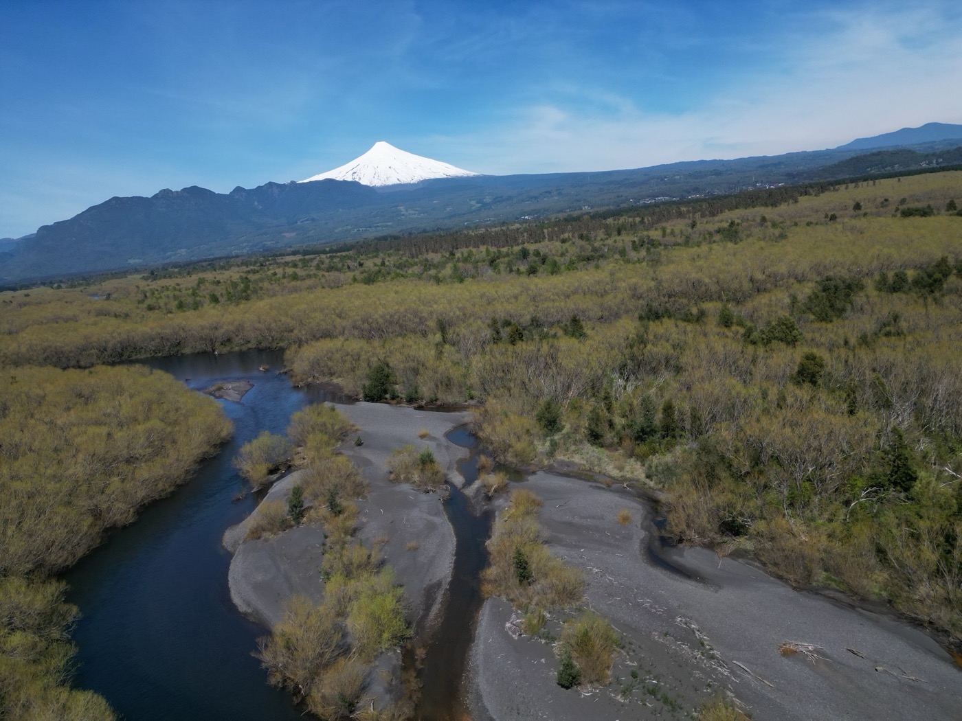 Vista aérea del río Trancura y el volcán Villarrica