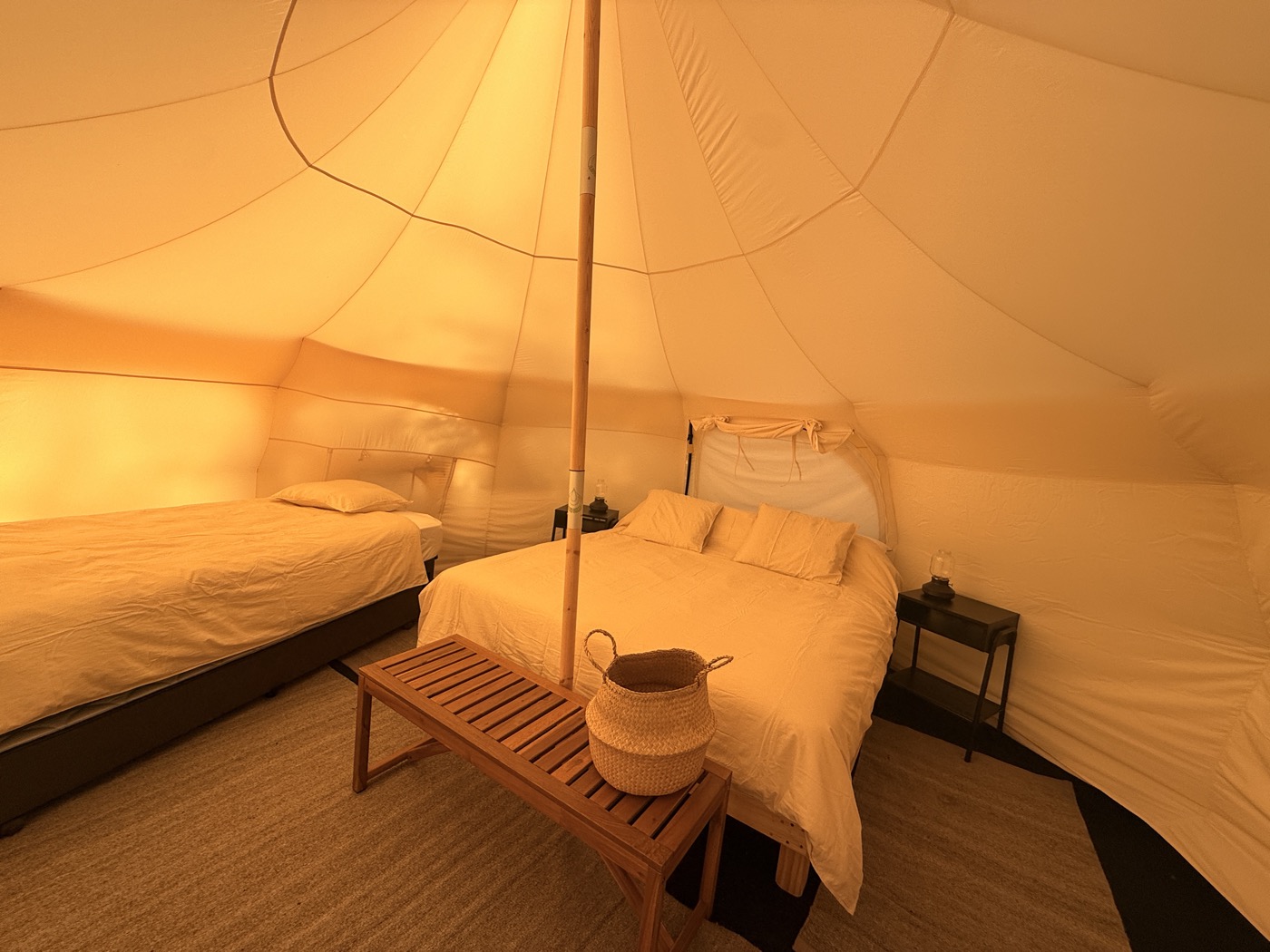 Interior de la carpa con iluminación cálida