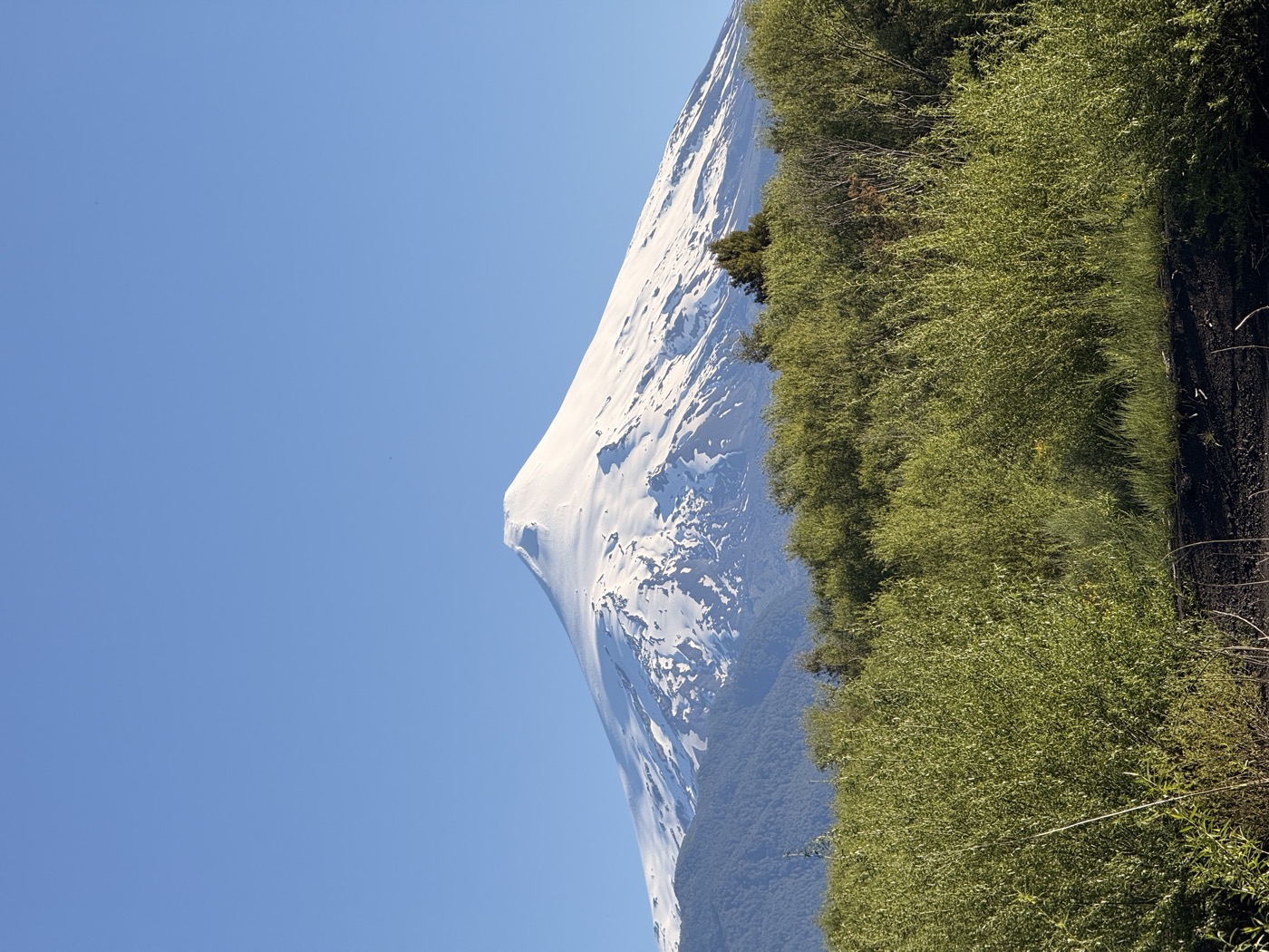 Volcán Villarrica nevado con cielo azul