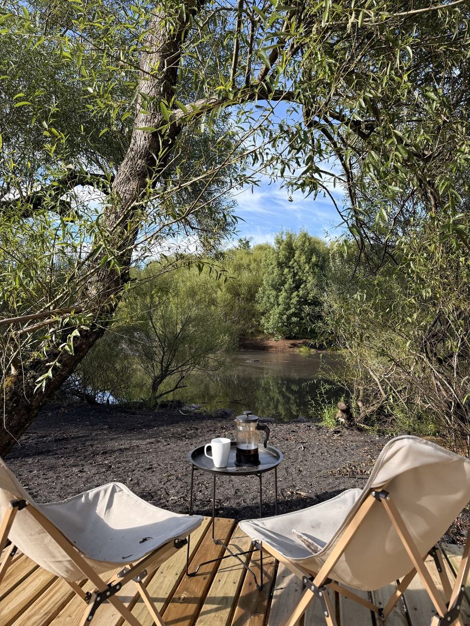 Café de la mañana con vista al río