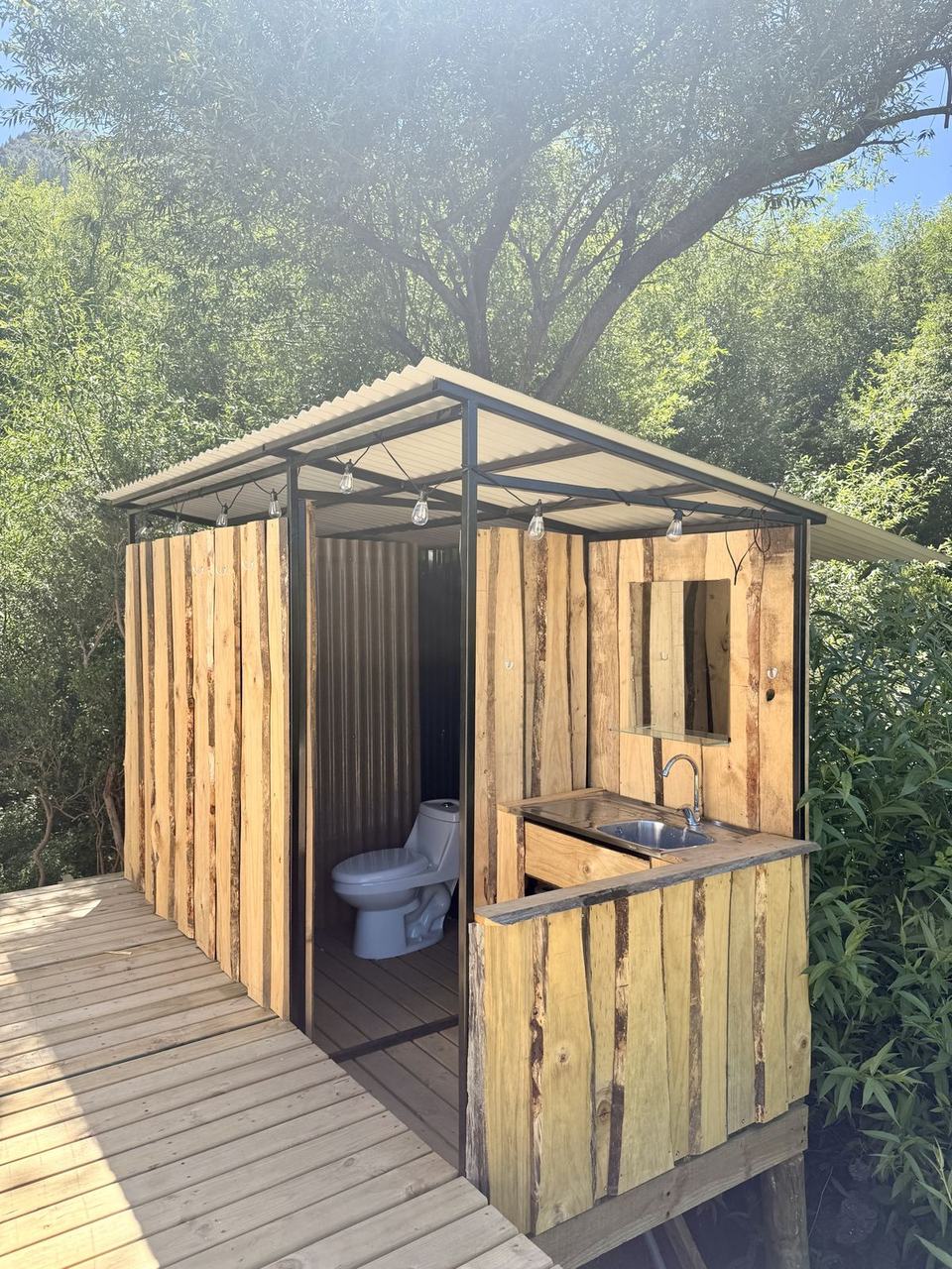 Baño privado exterior de madera
