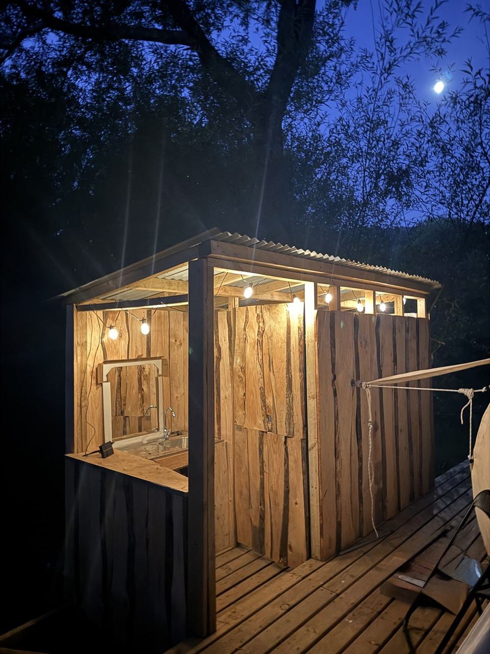 Baño exterior iluminado de noche