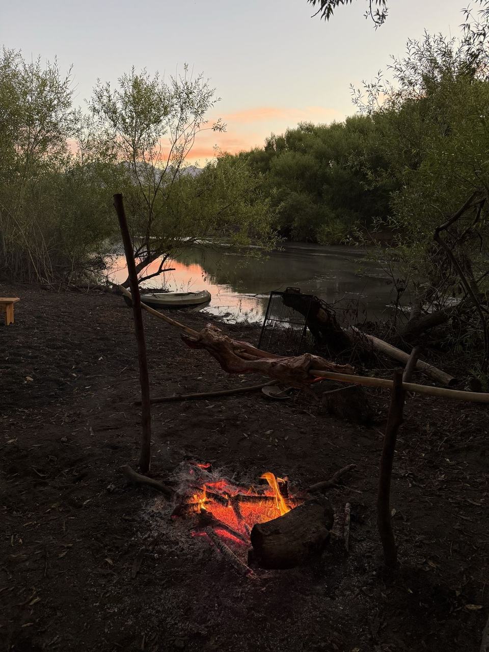 Fogata a orillas del río al atardecer